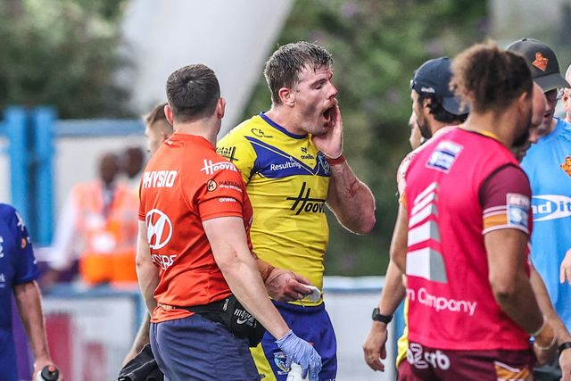Lachlan Fitzgibbon of Warrington Wolves leaves the field of play injured during the Betfred Super League Round 23 match Huddersfield Giants vs Warrington Wolves at Accu Stadium, Huddersfield, United Kingdom, 24th August 2025

(Photo by Alfie Cosgrove/News Images)
