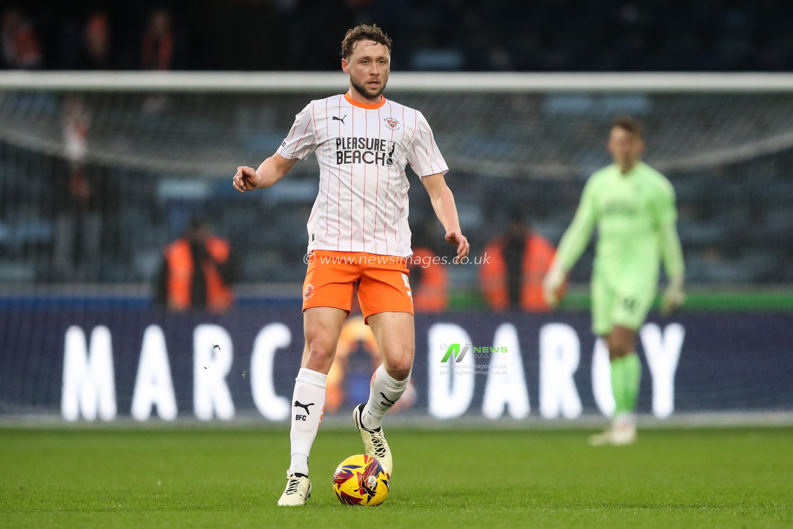 Matthew Pennington of Blackpool goes forward with the ball during the Sky Bet League 1 match Wycombe Wanderers vs Blackpool at Adams Park, High Wycombe, United Kingdom, 4th January 2025

(Photo by Gareth Evans/News Images)