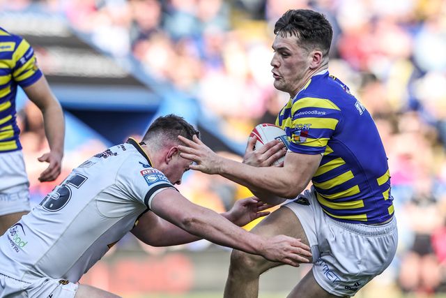 Josh Thewlis of Warrington Wolves is tackled by Jack Ashworth of Castleford Tigers during the Betfred Super League round 5 match Warrington Wolves vs Castleford Tigers at The Halliwell Jones Stadium, Warrington, United Kingdom on 21 March 2026

(Photo by Alfie Cosgrove/News Images)