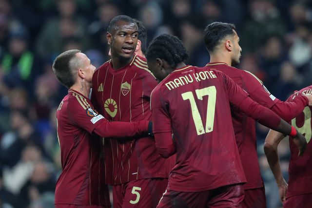 Evan Ndicka of Roma celebrates his goal to make it 1-1 during the UEFA Europa League - League Stage match Tottenham Hotspur vs A.S. Roma at Tottenham Hotspur Stadium, London, United Kingdom, 28th November 2024

(Photo by Gareth Evans/News Images)