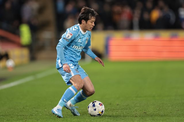 Tatsuhiro Sakamoto of Coventry City with the ball during the Sky Bet Championship match Hull City vs Coventry City at MKM Stadium, Hull, United Kingdom on 06 April 2026

(Photo by Mark Cosgrove/News Images)