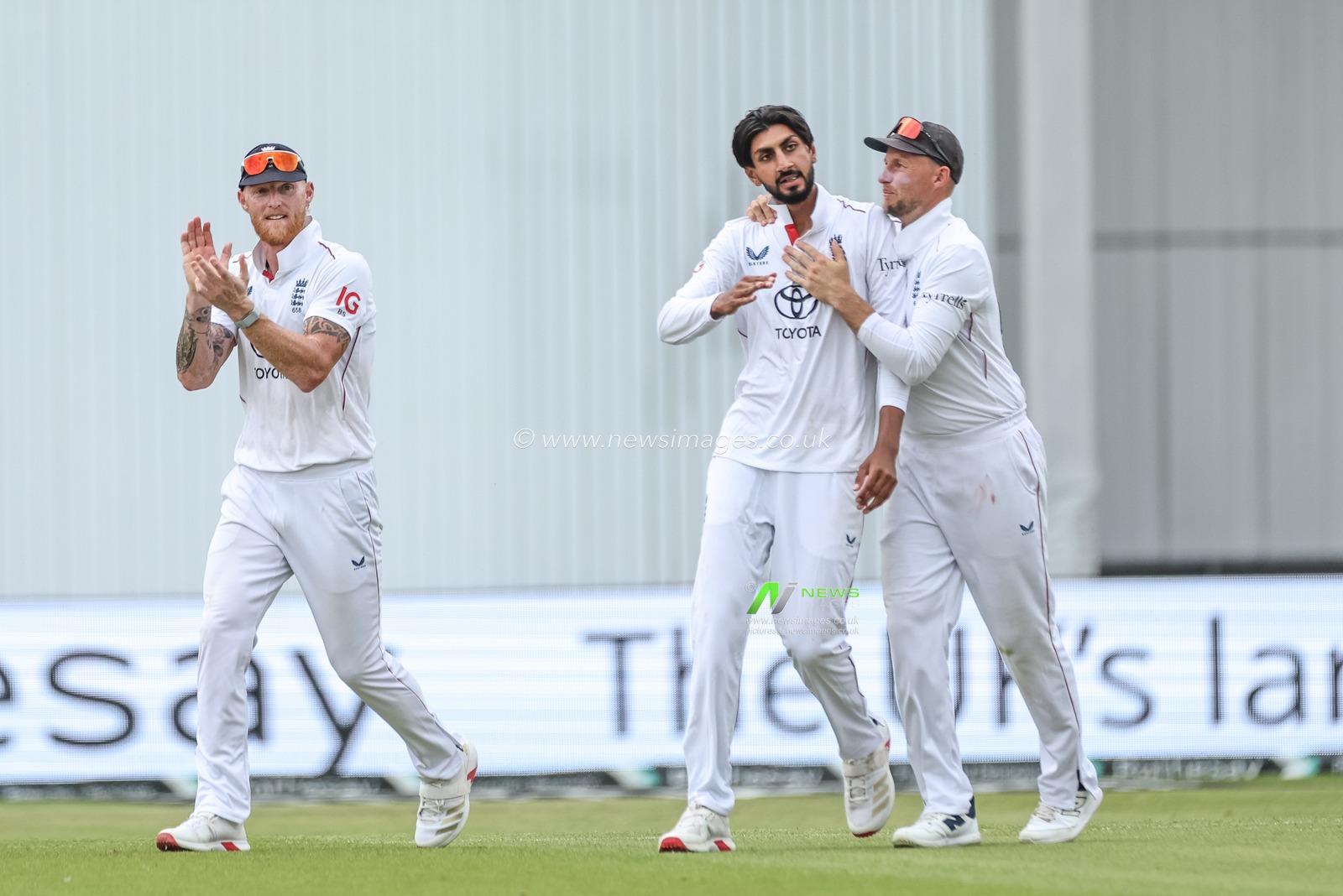 Shoaib Bashir of England celebrates the wicket of India captain Shubman Gill with Joe Root of England and England captain Ben Stokes during the 1st Rothesay Test Match Day 2 England vs India at Headingley Cricket Ground, Leeds, United Kingdom, 21st June 2025

(Photo by Mark Cosgrove/News Images)