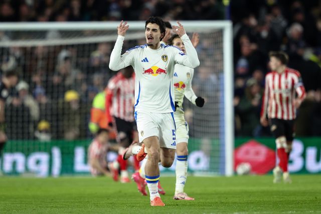Pascal Struijk of Leeds United celebrates his goal to make it 1-1 during the Sky Bet Championship match Leeds United vs Sunderland at Elland Road, Leeds, United Kingdom, 17th February 2025

(Photo by Alfie Cosgrove/News Images)