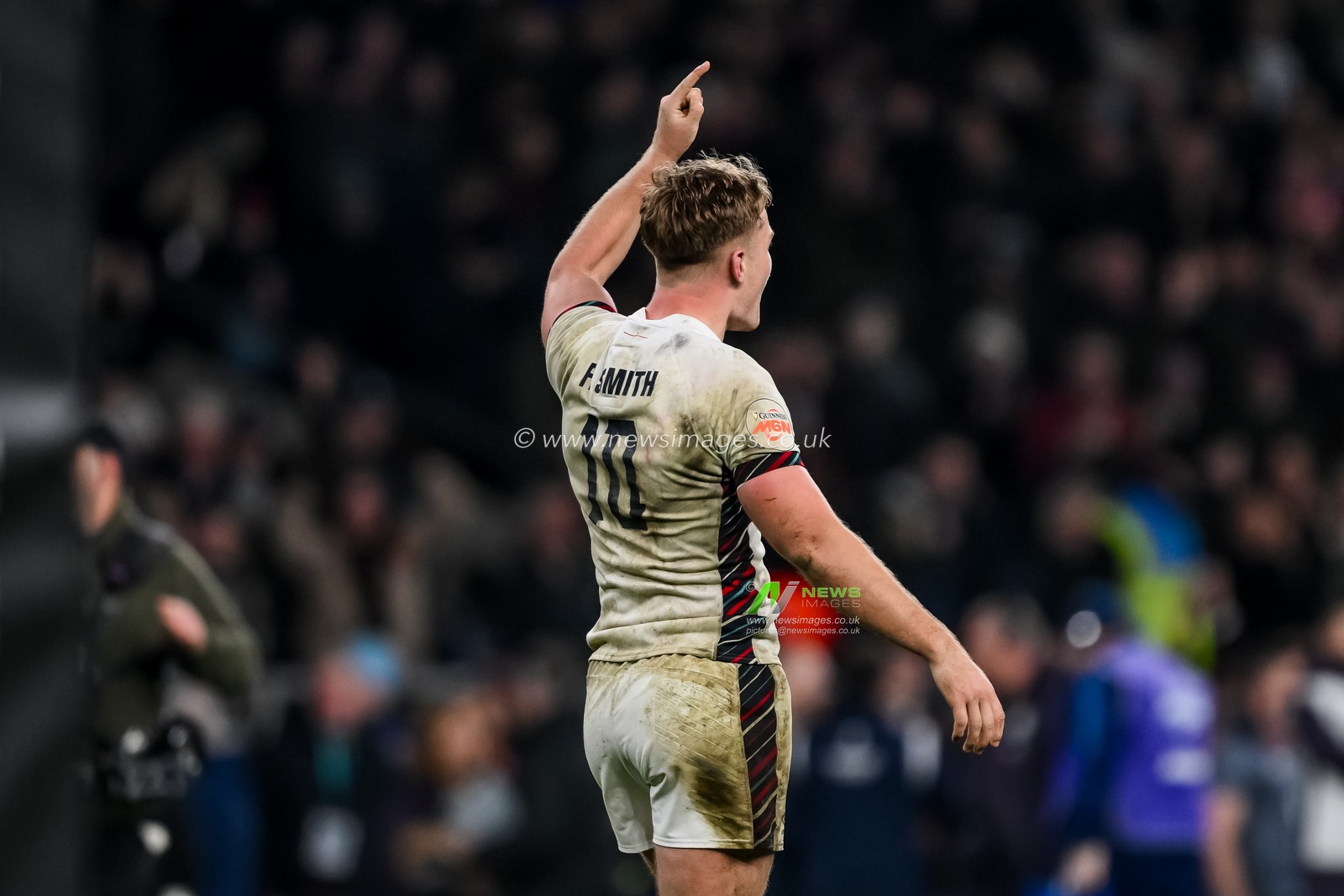 Fin Smith of England celebrates after winning the 2025 Guinness 6 Nations match England vs France at Allianz Stadium,, Twickenham, United Kingdom, 8th February 2025

(Photo by Craig Thomas/News Images)