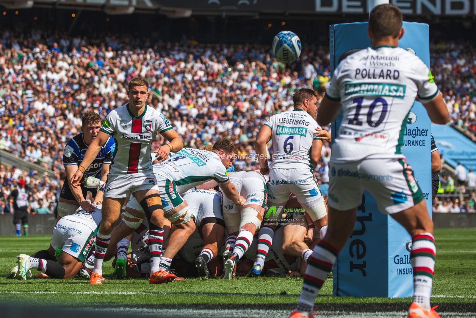 Jack van Poortvliet of Leicester Tigers passes out the back of a scrum to Handré Pollard of Leicester Tigers during the Gallagher Premiership Play-off Final 2025 Bath Rugby v Leicester Tigers at Allianz Stadium, Twickenham, United Kingdom, 14th June 2025

(Photo by Craig Evans/News Images)