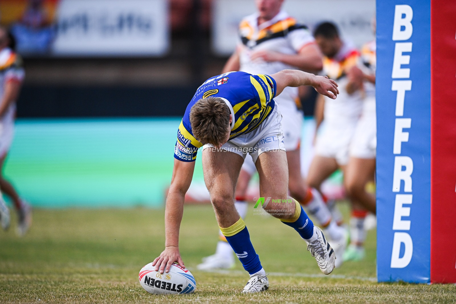 Ewan Irwin of Warrington Wolves scores his team's seventh try during the Betfred Super League round 22 match Bradford Bulls vs Warrington Wolves at Odsal Stadium, Bradford, United Kingdom on 08 August 2026

(Photo by Ben Roberts/News Images)