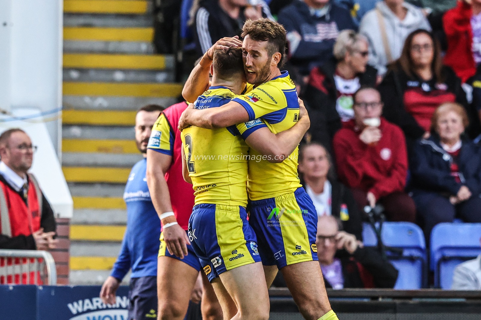 Josh Thewlis of Warrington Wolves celebrates his try during the Betfred Super League round 21 match Warrington Wolves vs Wigan Warriors at Halliwell Jones Stadium, Warrington, United Kingdom, 8th August 2025

(Photo by Alfie Cosgrove/News Images)