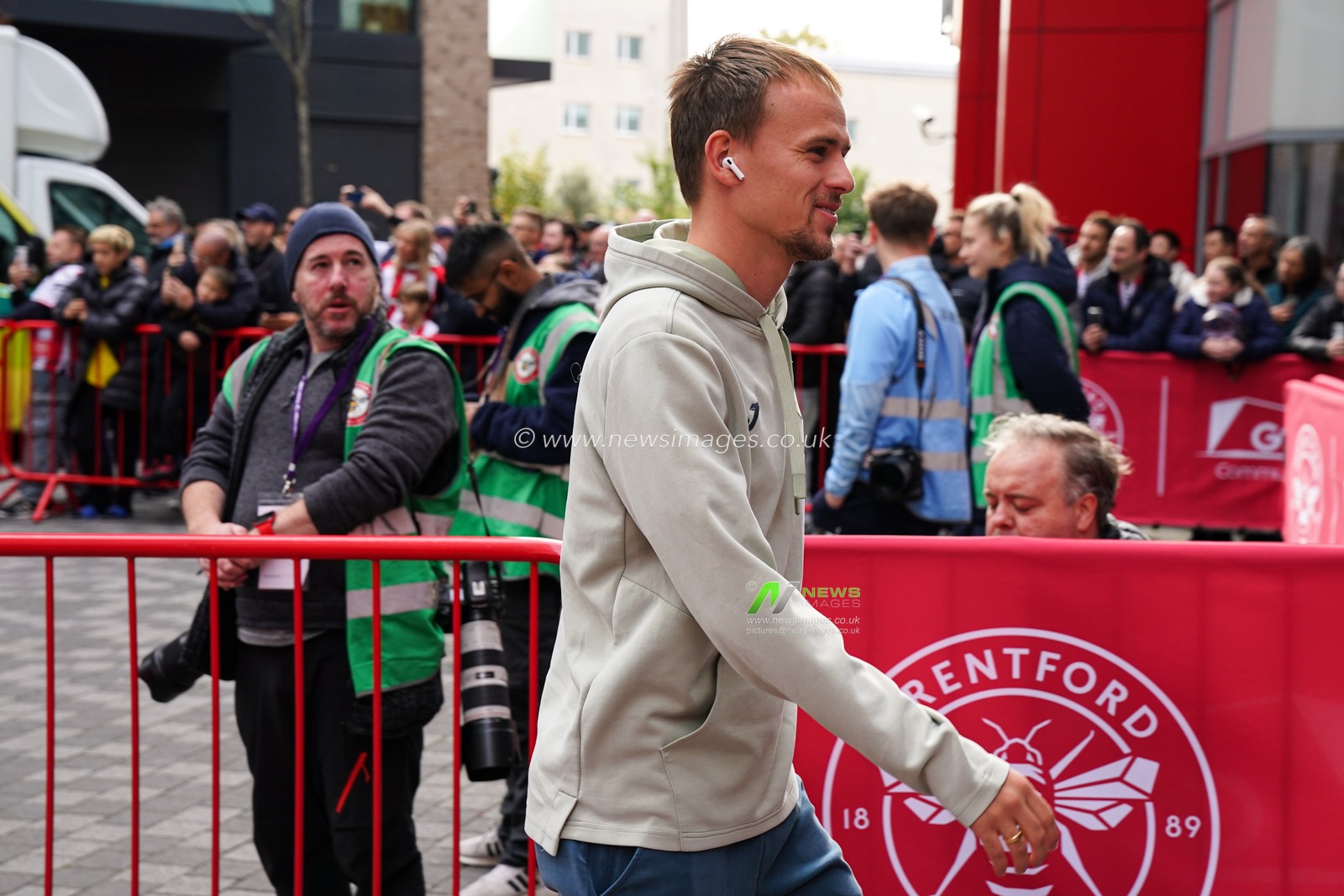 Mikkel Damsgaard of Brentford arrives ahead of the Premier League match Brentford vs Manchester City at The Gtech Community Stadium, London, United Kingdom, 5th October 2025

(Photo by Harvey Murphy/News Images)