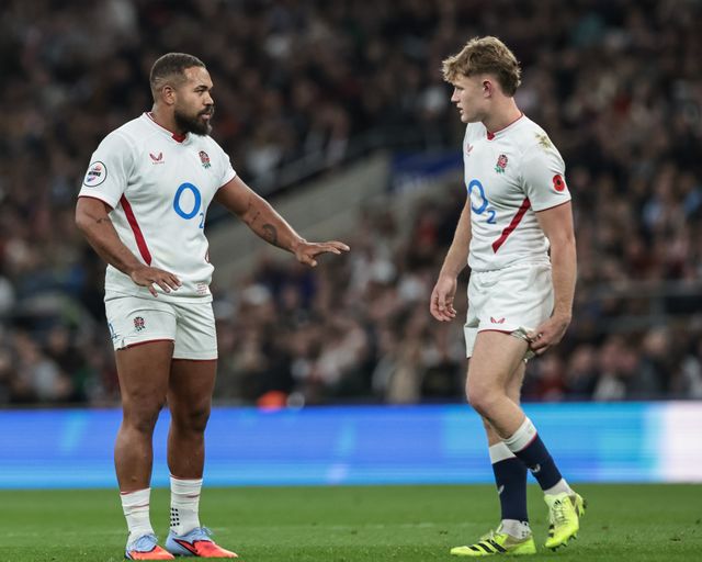 Ollie Lawrence of England speaks to Fin Smith of England during the Quilter Nations Series 2025 match England vs Fiji at Allianz Stadium, Twickenham, United Kingdom, 8th November 2025

(Photo by Mark Cosgrove/News Images)

*** GER AUT SUI OUT ***