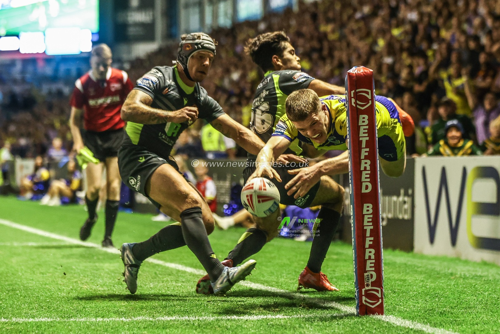 Jake Thewlis of Warrington Wolves goes over for a try during the Betfred Super League Round 22 match Warrington Wolves vs Catalans Dragons at Halliwell Jones Stadium, Warrington, United Kingdom, 14th August 2025

(Photo by Alfie Cosgrove/News Images)