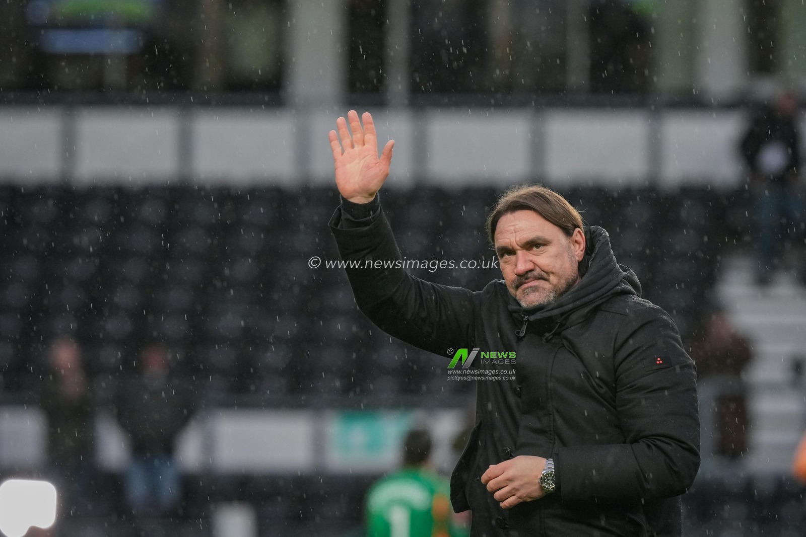 Leeds United manager Daniel Farke applauds the fans after the final whistle during the Emirates FA Cup Third Round match Derby County vs Leeds United at Pride Park Stadium, Derby, United Kingdom, 11th January 2026

(Photo by Maynard Manyowa/News Images)