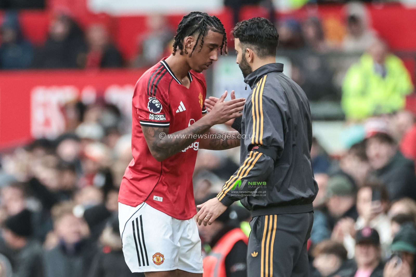 Ruben Amorim manager of Manchester United shakes hands with Leny Yoro of Manchester United after he’s subbed off during the Premier League match Manchester United vs Sunderland at Old Trafford, Manchester, United Kingdom, 4th October 2025

(Photo by Mark Cosgrove/News Images)