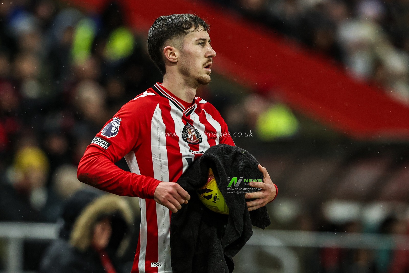 Trai Hume of Sunderland prepares to take a long throw during the Premier League match Sunderland vs Liverpool at Stadium Of Light, Sunderland, United Kingdom on 11 February 2026

(Photo by Alfie Cosgrove/News Images)