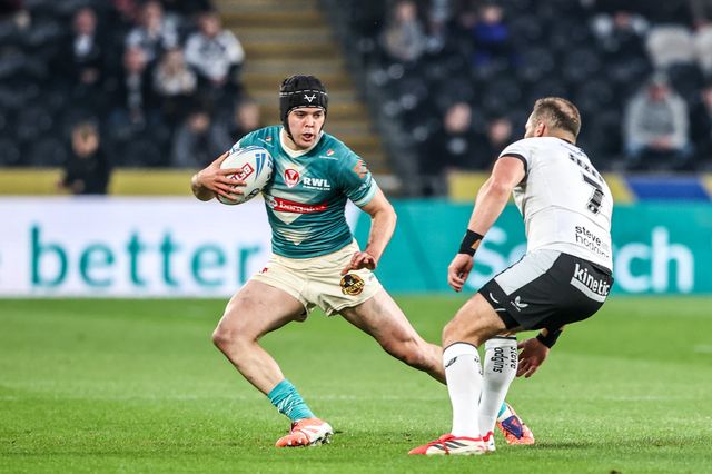 Jonny Lomax of St Helens breaks with the ball during the Betfred Super League round 8 match Hull FC vs St Helens at MKM Stadium, Hull, United Kingdom on 16 April 2026

(Photo by Alfie Cosgrove/News Images)
