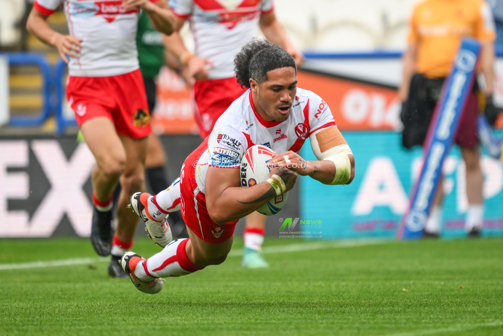 Sione Mataâ€™utia of St. Helens goes over for a try during the Betfred Super League Round 24 match Huddersfield Giants vs St Helens at John Smith's Stadium, Huddersfield, United Kingdom, 1st September 2024

(Photo by Craig Thomas/News Images)