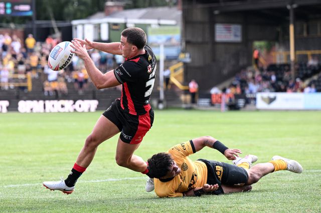 Josh Smith of Warrington Wolves catches the ball during the Betfred Super League round 21 match Castleford Tigers vs Warrington Wolves at OneBore Stadium, Castleford, Untied Kingdom on 01 August 2026

(Photo by Ben Roberts/News Images)
