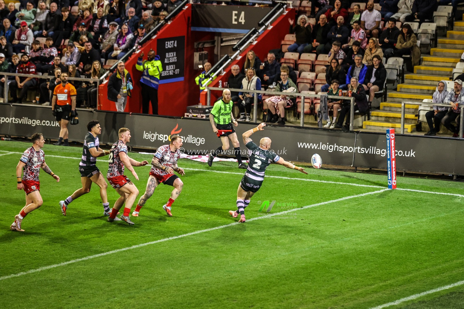 Adam Swift of Huddersfield Giants jumps up to win the high ball during the Betfred Super League round 9 match Leigh Leopards vs Huddersfield Giants at Leigh Sports Village, Leigh, United Kingdom on 23 April 2026

(Photo by Alfie Cosgrove/News Images)