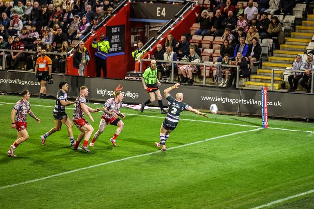 Adam Swift of Huddersfield Giants jumps up to win the high ball during the Betfred Super League round 9 match Leigh Leopards vs Huddersfield Giants at Leigh Sports Village, Leigh, United Kingdom on 23 April 2026

(Photo by Alfie Cosgrove/News Images)