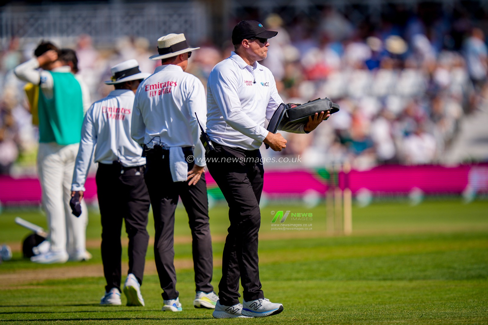 Devon Conwayof New Zealand celebrates scoring his 100 runs with New Zealand captain Tom Latham during the 3rd Rothesay Test Match Day 1 match England vs New Zealand at Trent Bridge, Nottingham, United Kingdom on 25 June 2026

(Photo by Maynard Manyowa/News Images)