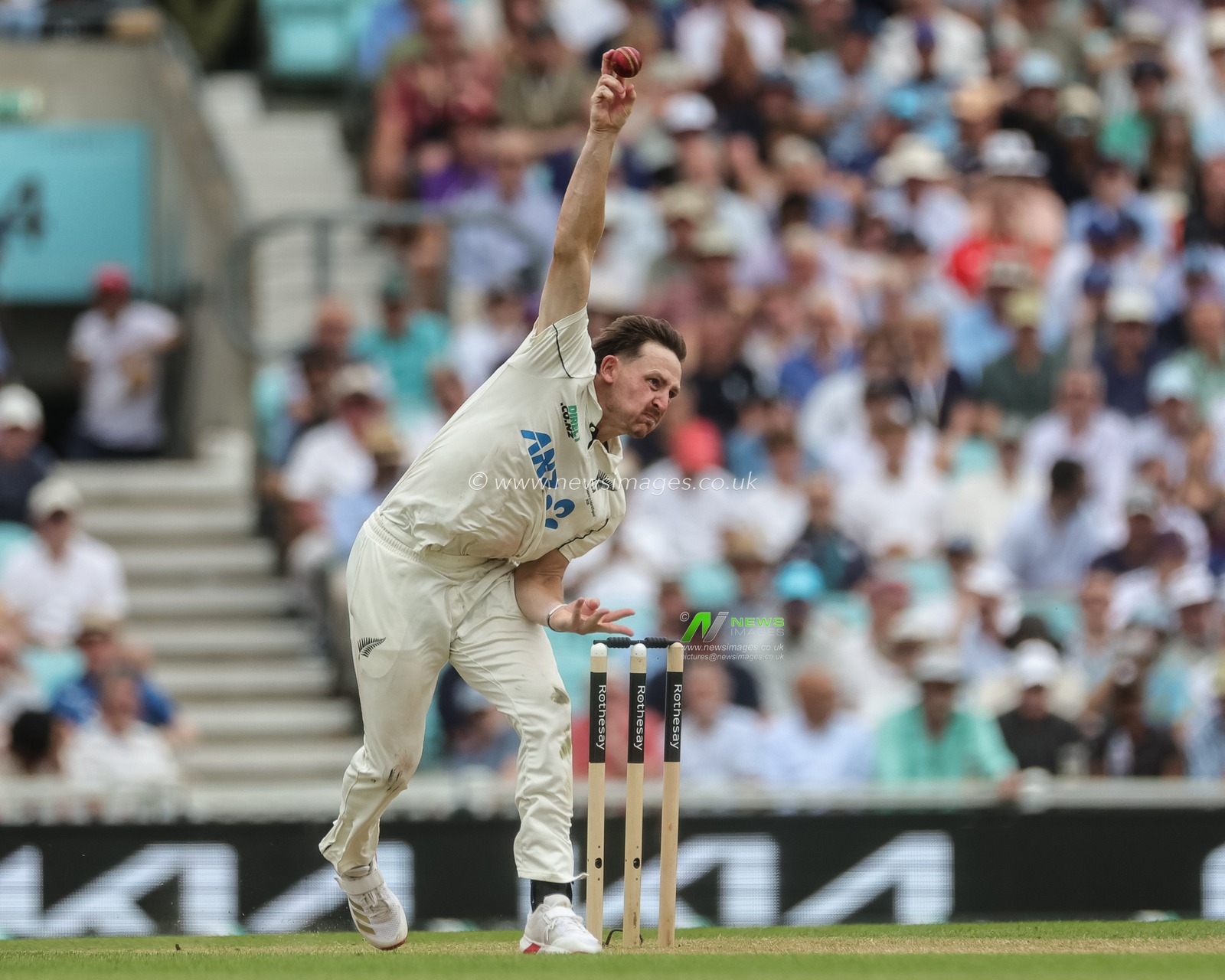 Nathan Smith of New Zealand delivers the ball during the 2nd Rothesay Test Match Day 2 match England vs New Zealand at The Kia Oval, London, United Kingdom on 18 June 2026

(Photo by Mark Cosgrove/News Images)