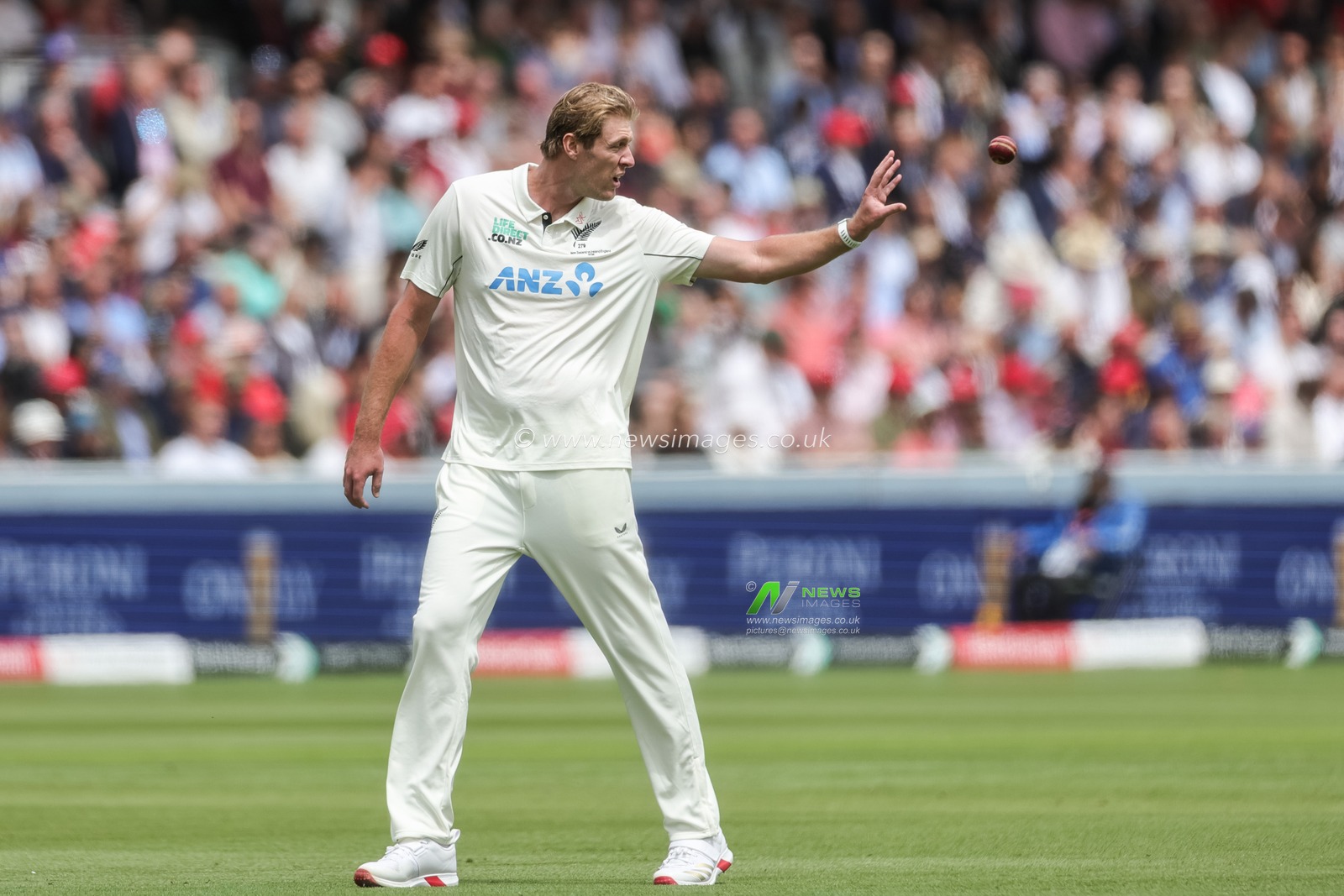 Kyle Jamieson of New Zealand receives the ball during the 1st Rothesay Test Match Day 2 match England vs New Zealand at Lords, London, United Kingdom on 05 June 2026

(Photo by Mark Cosgrove/News Images)