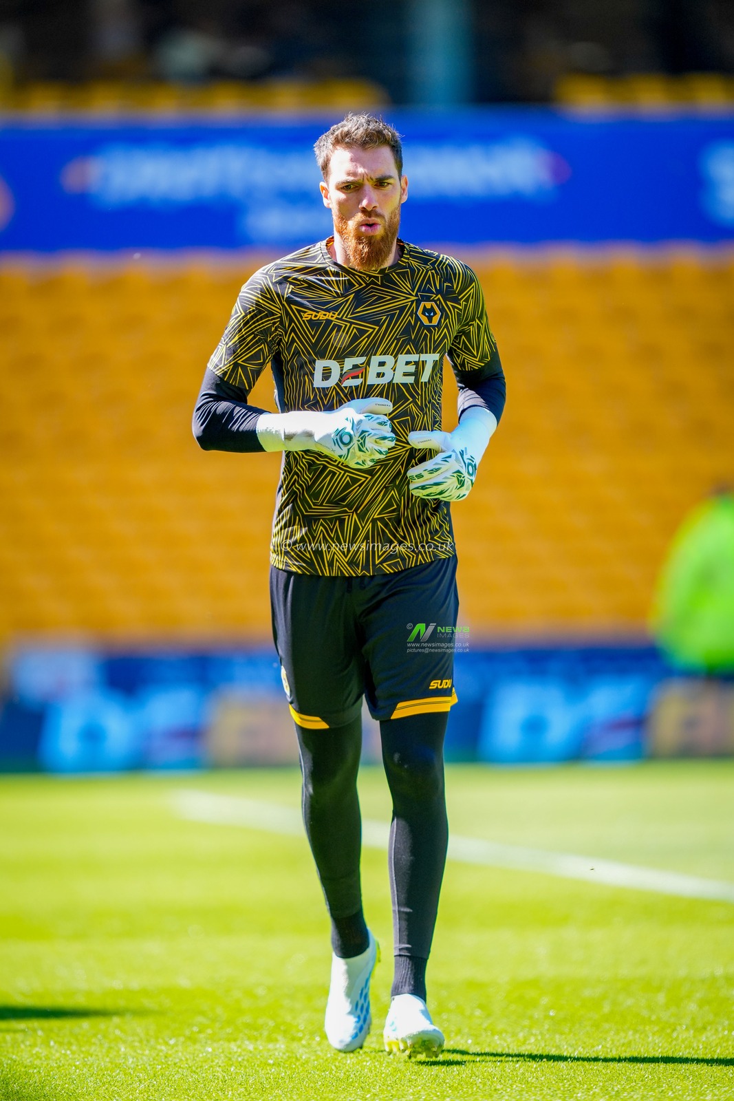 Wolverhampton Wanderers goalkeeper Jose Sa in the pregame warmup session  during the Premier League match Wolverhampton Wanderers vs Tottenham Hotspur at Molineux, Wolverhampton, United Kingdom on 25 April 2026

(Photo by Maynard Manyowa/News Images)