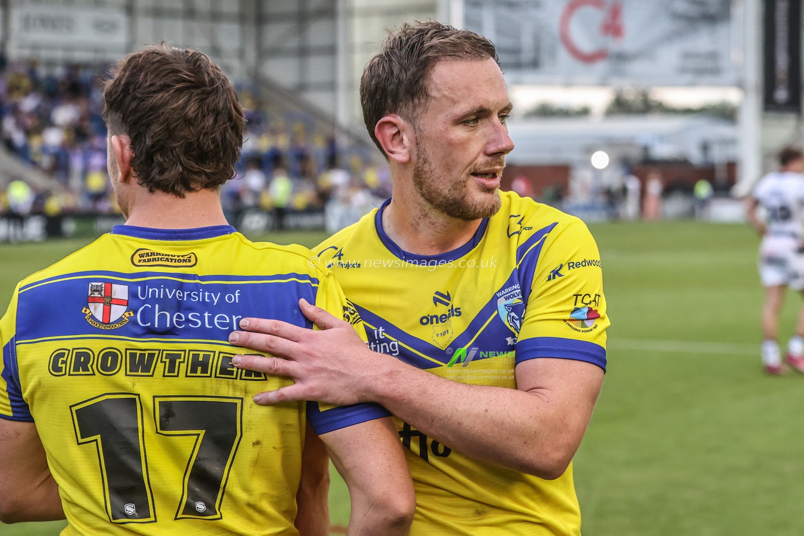 Jordy Crowther of Warrington Wolves shakes hands with Ben Currie of Warrington Wolves after the game during the Betfred Super League round 16 match Warrington Wolves vs Hull FC at Halliwell Jones Stadium, Warrington, United Kingdom, 28th June 2025

(Photo by Alfie Cosgrove/News Images)