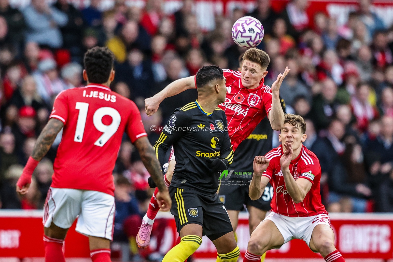 Elliot Anderson of Nottingham Forest jumps up to win the high ball during the Premier League match Nottingham Forest vs Manchester United at City Ground, Nottingham, United Kingdom, 1st November 2025

(Photo by Alfie Cosgrove/News Images)

*** GER AUT SUI OUT ***