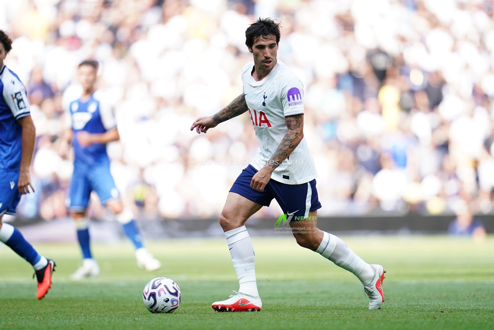 Sandro Tonali of Tottenham Hotspur with the ball during the pre-season friendly match Tottenham Hotspur vs Hoffenheim at Tottenham Hotspur Stadium, London, United Kingdom on 15 August 2026

(Photo by Harvey Murphy/News Images)