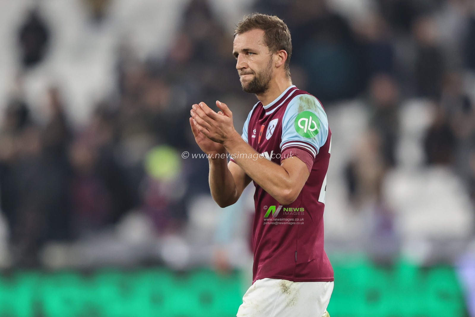 TomÃ¡Å¡ SouÄek of West Ham applauds the fans after the game during the Premier League match West Ham United vs Everton at London Stadium, London, United Kingdom, 9th November 2024

(Photo by Alfie Cosgrove/News Images)