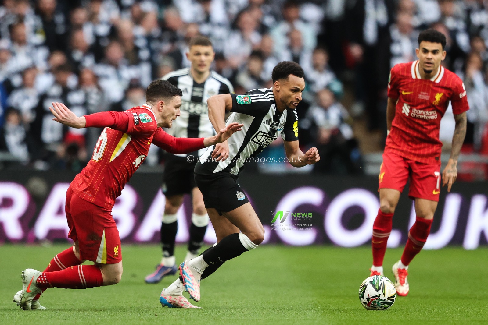 Jacob Murphy of Newcastle United goes forward with the ball during the Carabao Cup Final match Liverpool vs Newcastle United at Wembley Stadium , London, United Kingdom, 16th March 2025

(Photo by Alfie Cosgrove/News Images)