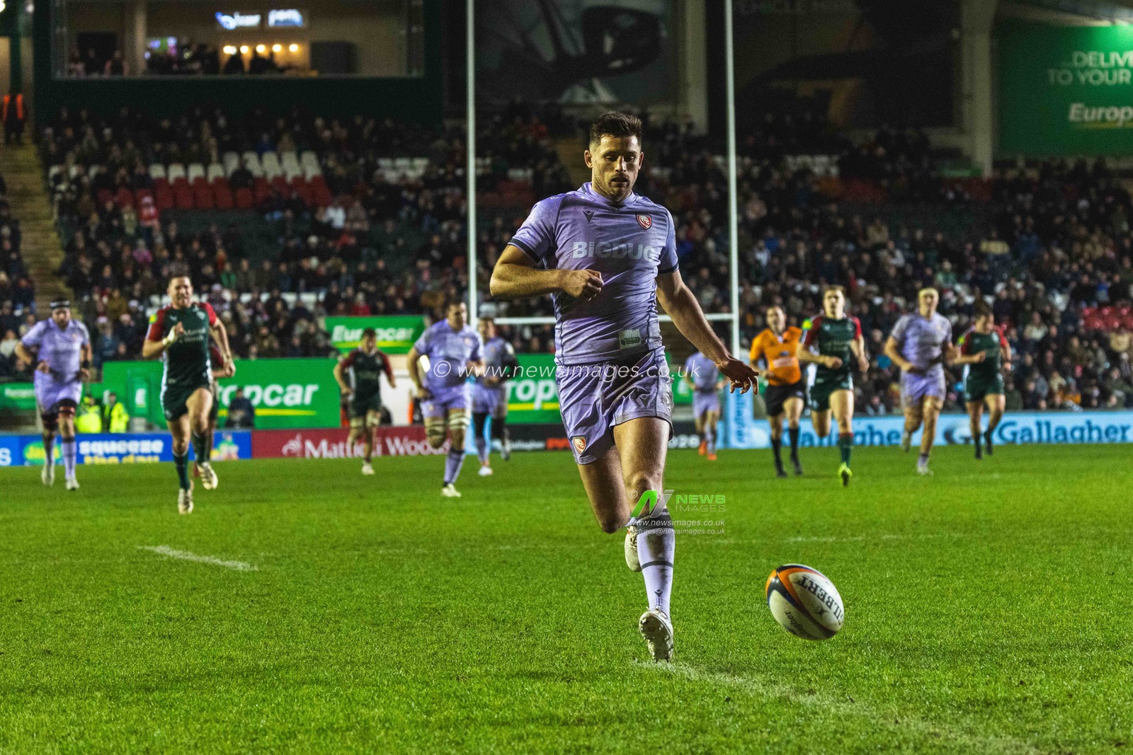 Ross Byrne of Gloucester Rugby  during the Gallagher Premiership match Leicester Tigers vs Gloucester Rugby at Mattioli Woods Welford Road Stadium, Leicester, United Kingdom, 19th December 2025

(Photo by Craig Evans/News Images)

*** GER AUT SUI OUT ***