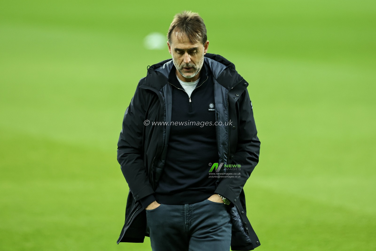 Julen Lopetegui manager of West Ham United arrives during the Premier League match Newcastle United vs West Ham United at St. James's Park, Newcastle, United Kingdom, 25th November 2024

(Photo by Mark Cosgrove/News Images)