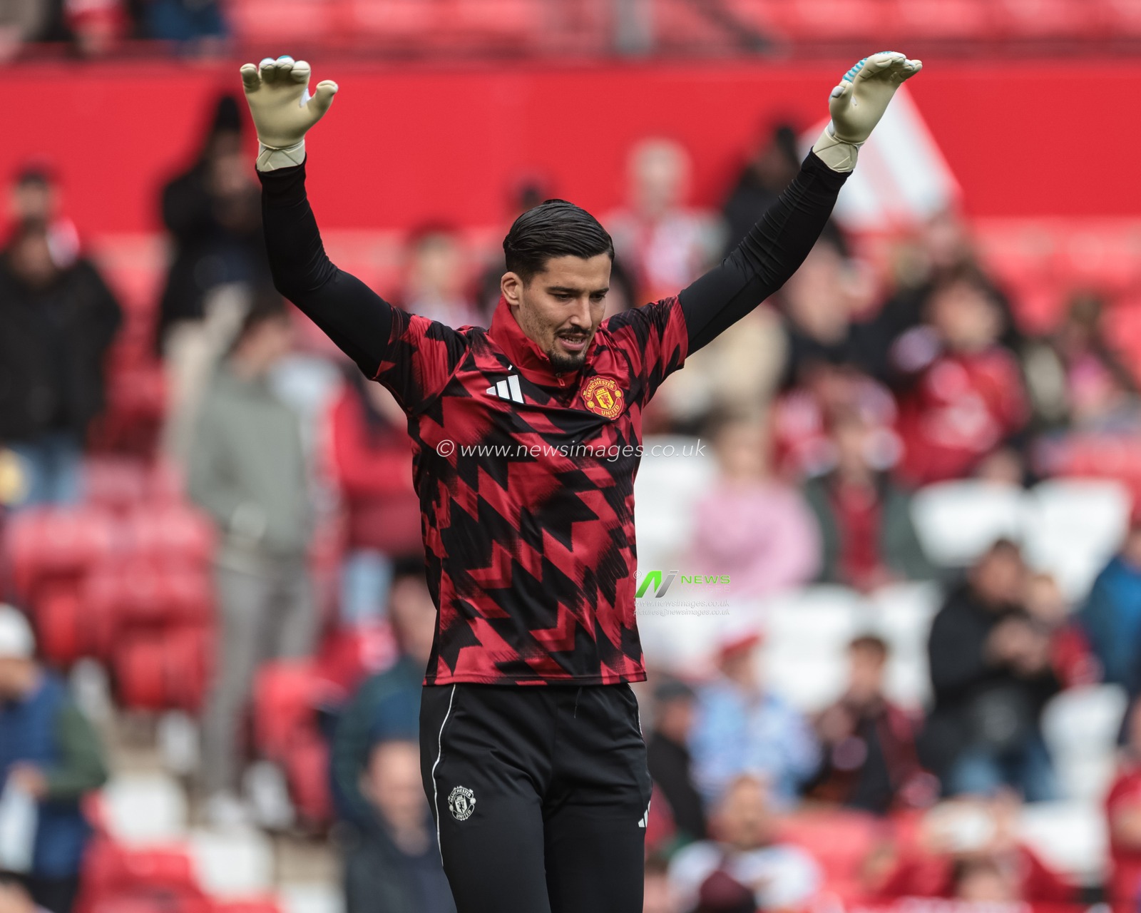 Altay Bayındır of Manchester United in the pregame warmup session during the Premier League match Manchester United vs Sunderland at Old Trafford, Manchester, United Kingdom, 4th October 2025

(Photo by Mark Cosgrove/News Images)