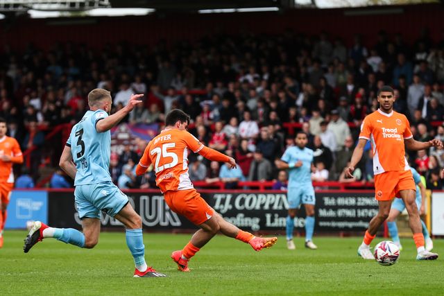 Rob Apter of Blackpool scores a goal to make it 0-1 during the Sky Bet League 1 match Stevenage vs Blackpool at Lamex Stadium, Stevenage, United Kingdom, 18th April 2025

(Photo by Gareth Evans/News Images)