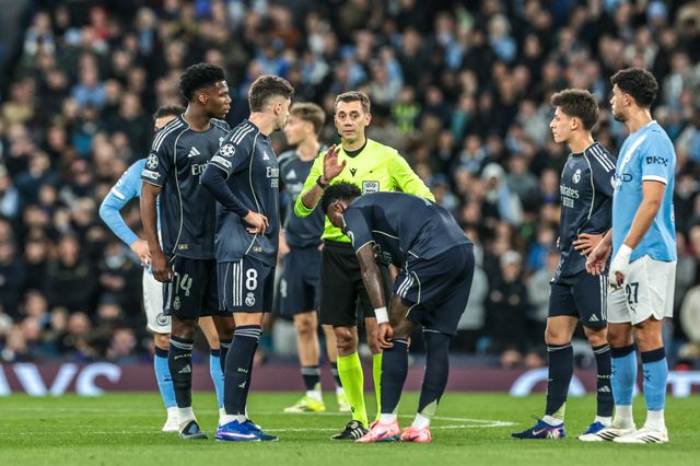 Real Madrid players surround referee Clement Turpin as there are calls for a Real Madrid penalty during the UEFA Champions League last 16 second leg match Manchester City vs Real Madrid at The City of Manchester Stadium, Manchester, United Kingdom on 17 March 2026

(Photo by Mark Cosgrove/News Images)