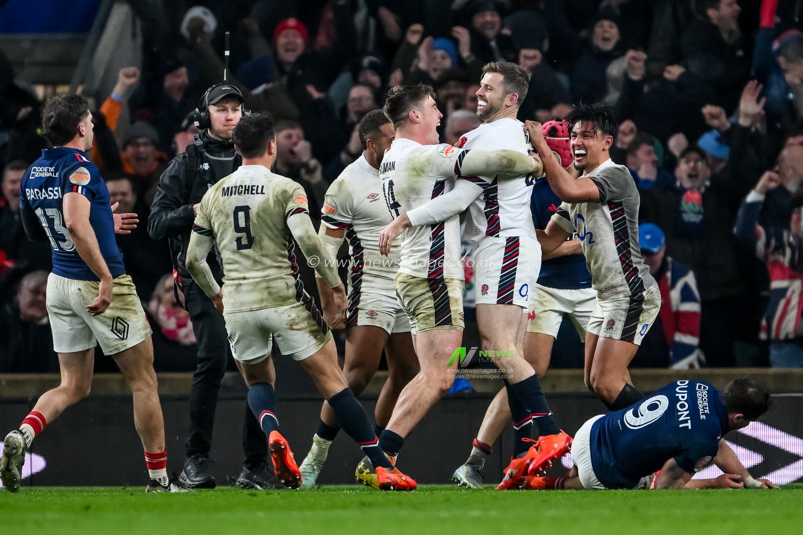 Elliot Daly of England celebrates his try during the 2025 Guinness 6 Nations match England vs France at Allianz Stadium,, Twickenham, United Kingdom, 8th February 2025

(Photo by Craig Thomas/News Images)