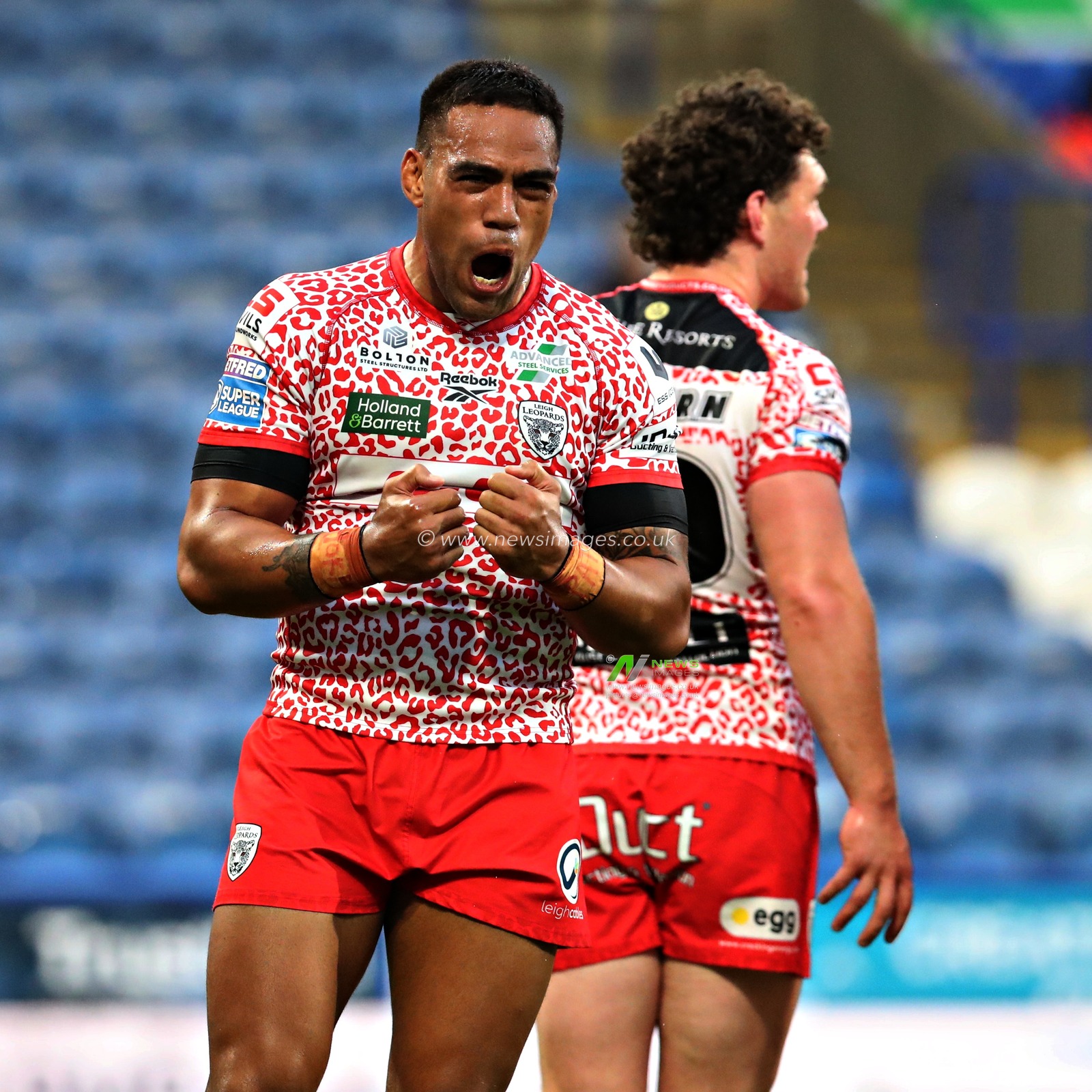 Leigh celebrate their first try scored by Isaac Liu of Leigh Leopards during the Betfred Super League Round 13 match Huddersfield Giants vs Leigh Leopards at John Smith's Stadium, Huddersfield, United Kingdom, 29th May 2025(Photo by Sam Eaden/News Images)