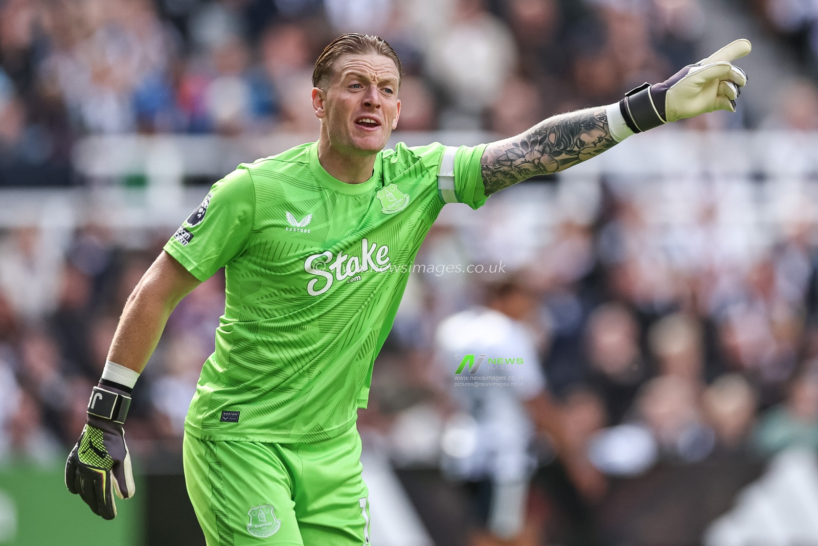 Jordan Pickford of Everton gives his team instructions during the Premier League match Newcastle United vs Everton at St. James's Park, Newcastle, United Kingdom, 25th May 2025

(Photo by Mark Cosgrove/News Images)