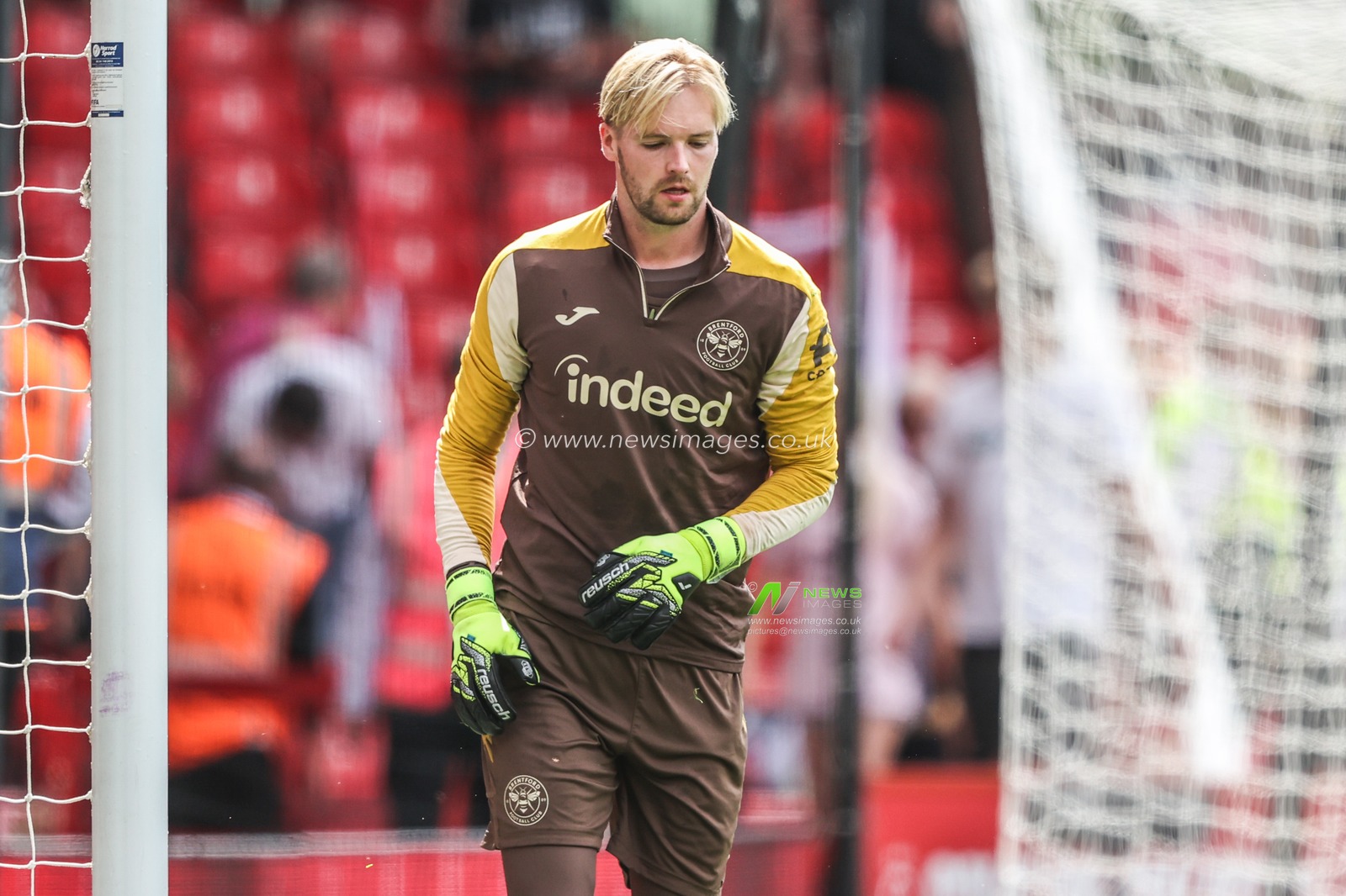 Caoimhin Kelleher of Brentford in the pregame warmup session during the Premier League match Nottingham Forest vs Brentford at City Ground, Nottingham, United Kingdom, 16th August 2025

(Photo by Alfie Cosgrove/News Images)