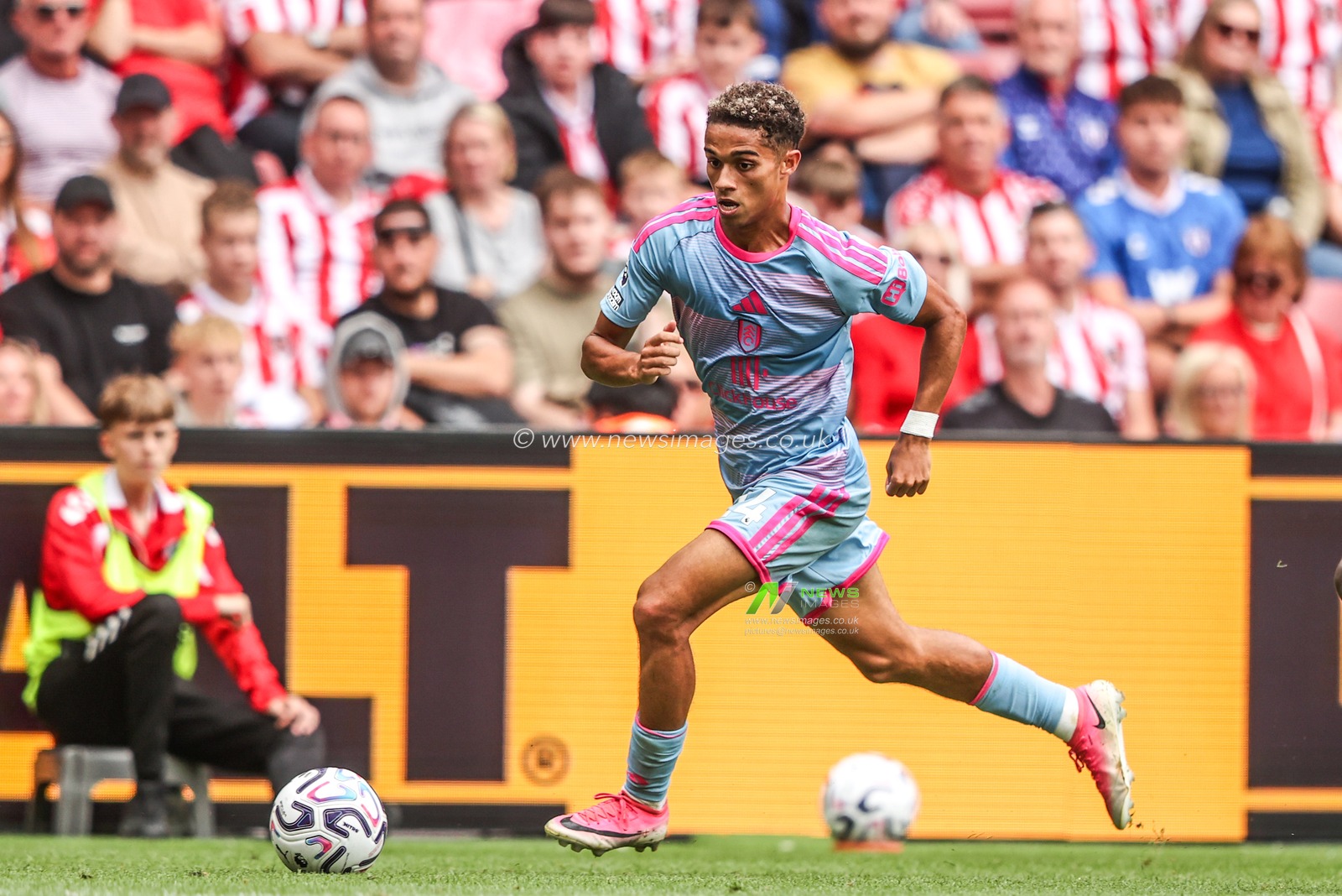 Josh King of Fulham breaks with the ball during the Premier League match Sunderland vs Fulham at Stadium Of Light, Sunderland, United Kingdom on 30 August 2026

(Photo by Alfie Cosgrove/News Images)