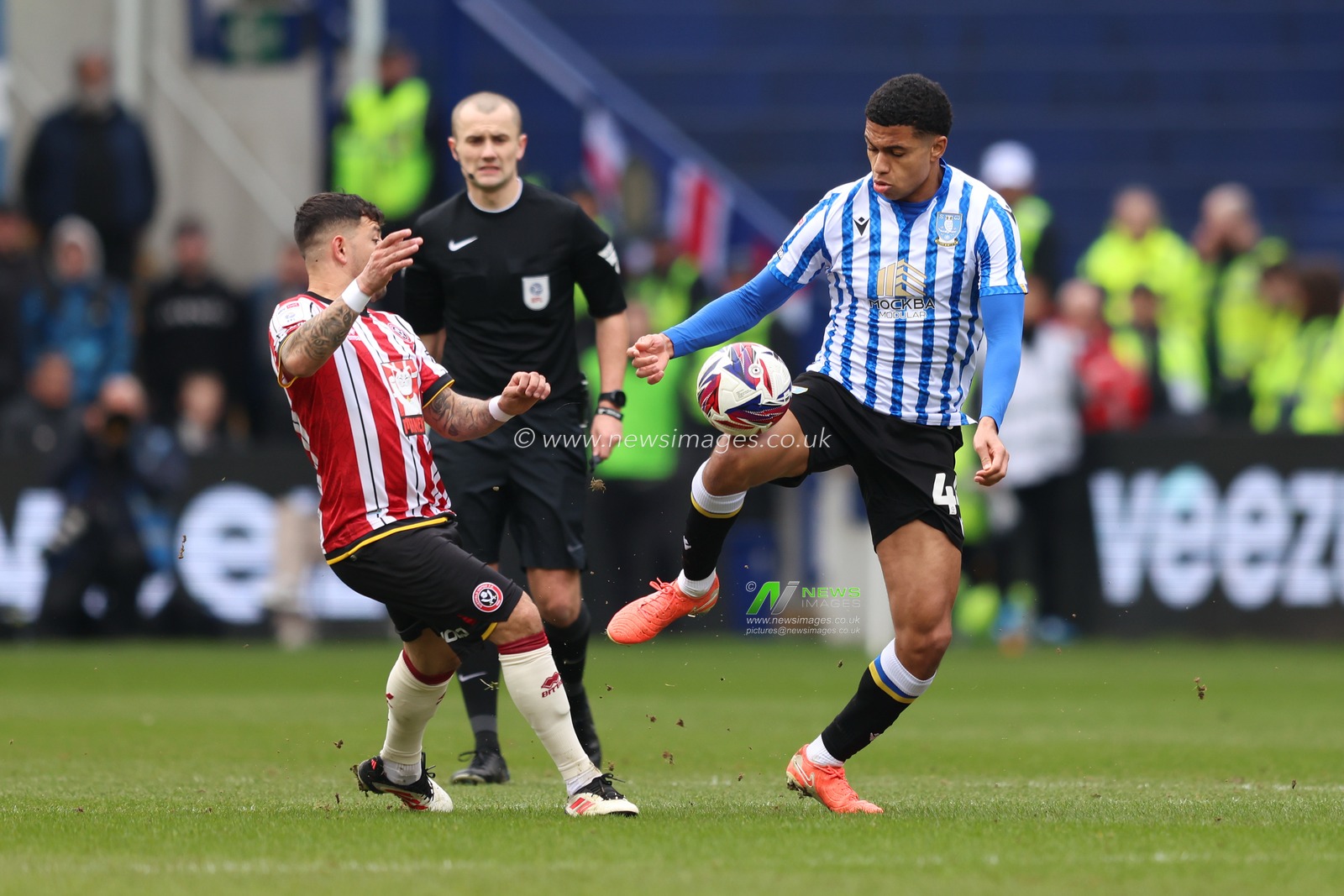 Shea Charles of Sheffield Wednesday challenges Gustavo Hamer of Sheffield United during the Sky Bet Championship match Sheffield Wednesday vs Sheffield United at Hillsborough, Sheffield, United Kingdom, 16th March 2025

(Photo by Alex Roebuck/News Images)