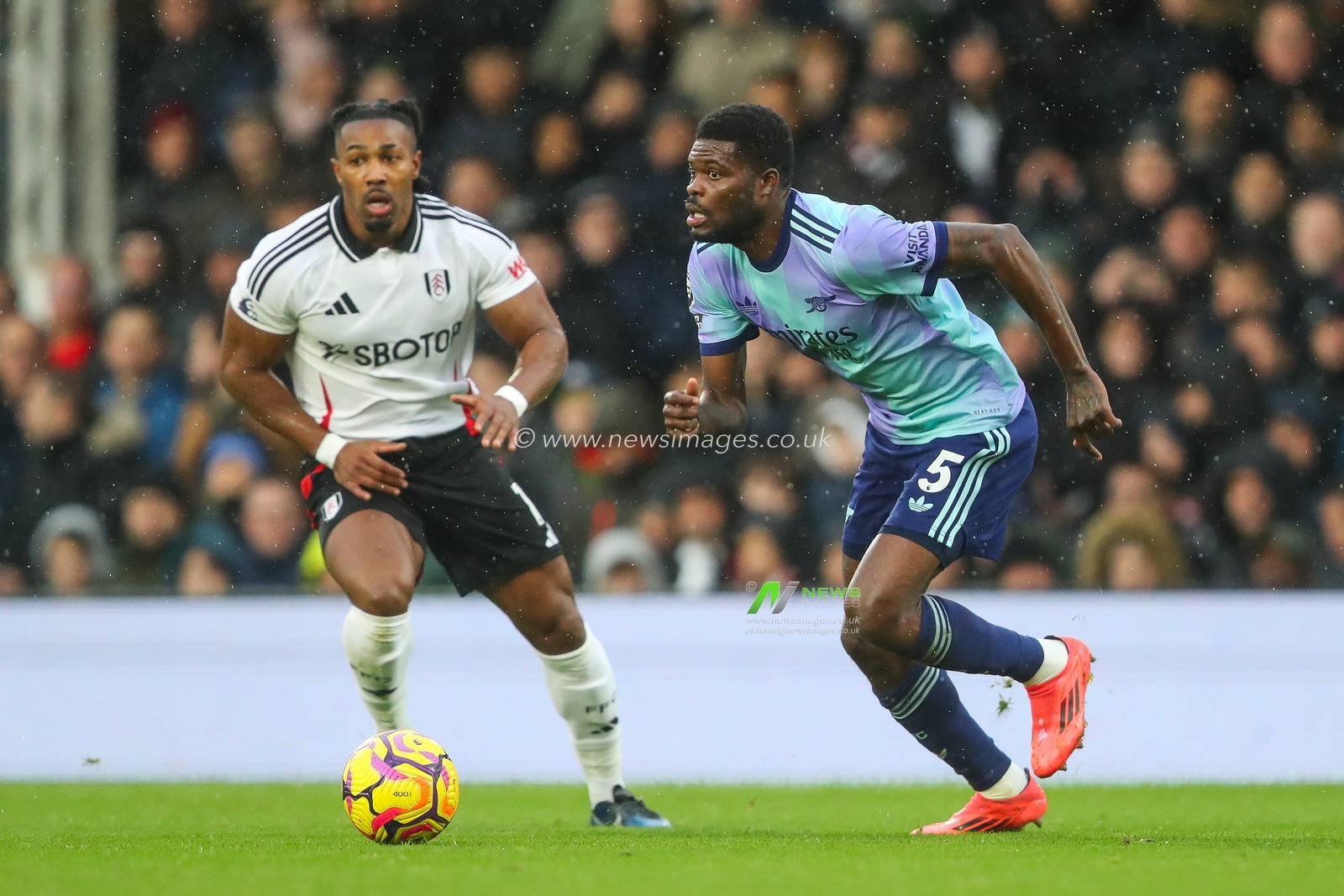 Thomas Partey of Arsenal makes a break with the ball  during the Premier League match Fulham vs Arsenal at Craven Cottage, London, United Kingdom, 8th December 2024

(Photo by Gareth Evans/News Images)