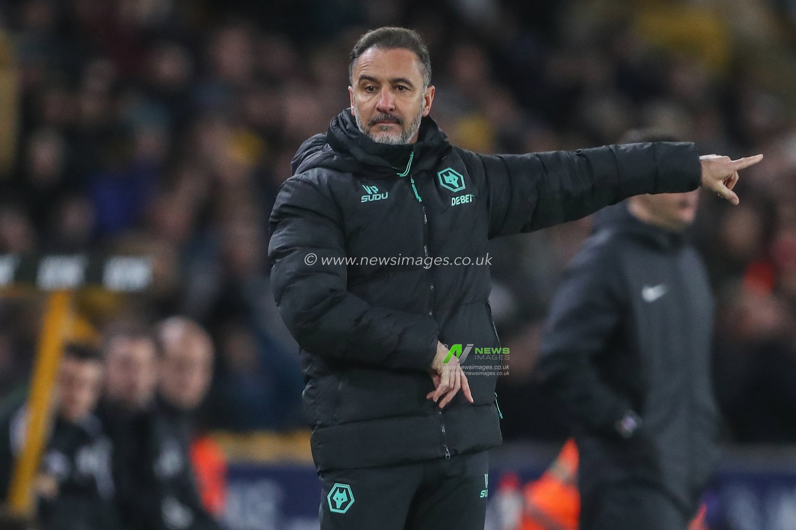 Vitor Pereira head coach of Wolverhampton Wanderers gives his team instructions during the Premier League match Wolverhampton Wanderers vs Fulham at Molineux, Wolverhampton, United Kingdom, 25th February 2025

(Photo by Gareth Evans/News Images)