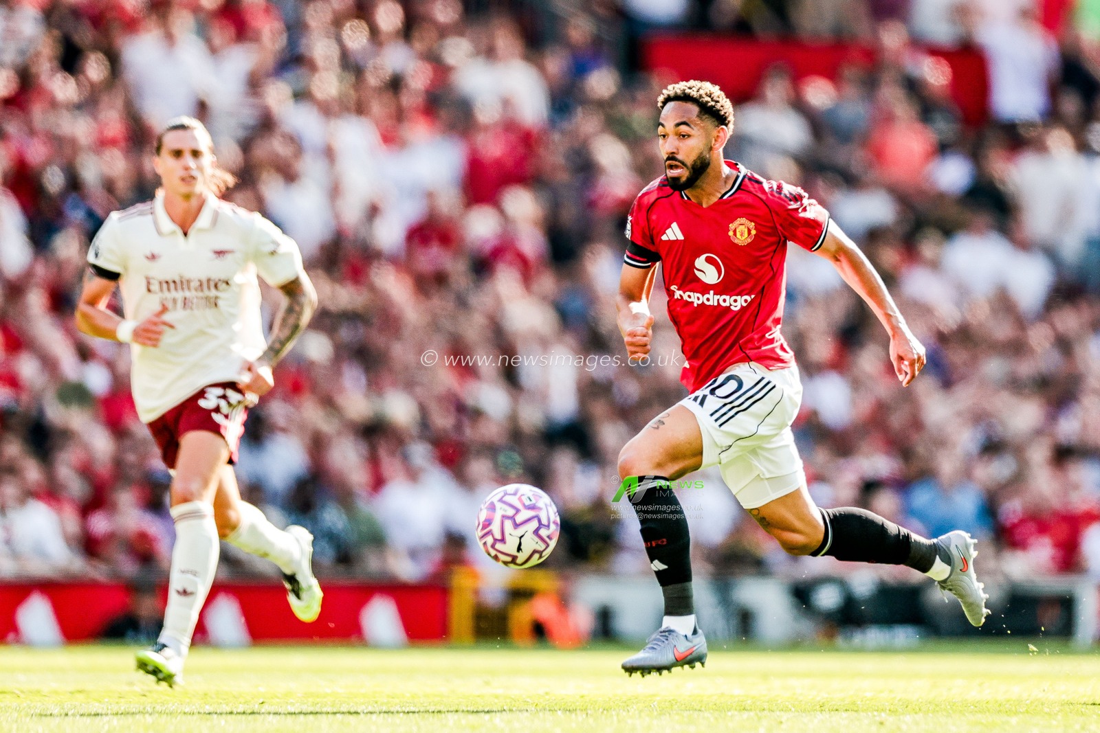 Matheus Cunha of Manchester United runs with the ball during the Premier League match Manchester United vs Arsenal at Old Trafford, Manchester, United Kingdom, 17th August 2025

(Photo by Mark Cosgrove/News Images)