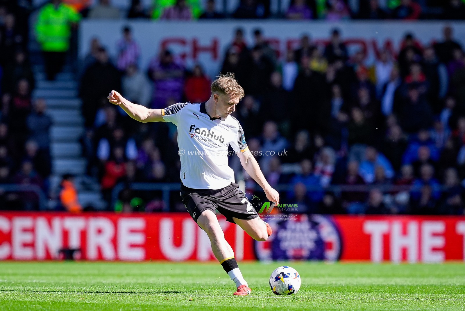 Derry John Murkin of Derby County crosses the ball during the Sky Bet Championship match Derby County vs Stoke City at Pride Park Stadium, Derby, United Kingdom on 06 April 2026

(Photo by Maynard Manyowa/News Images)