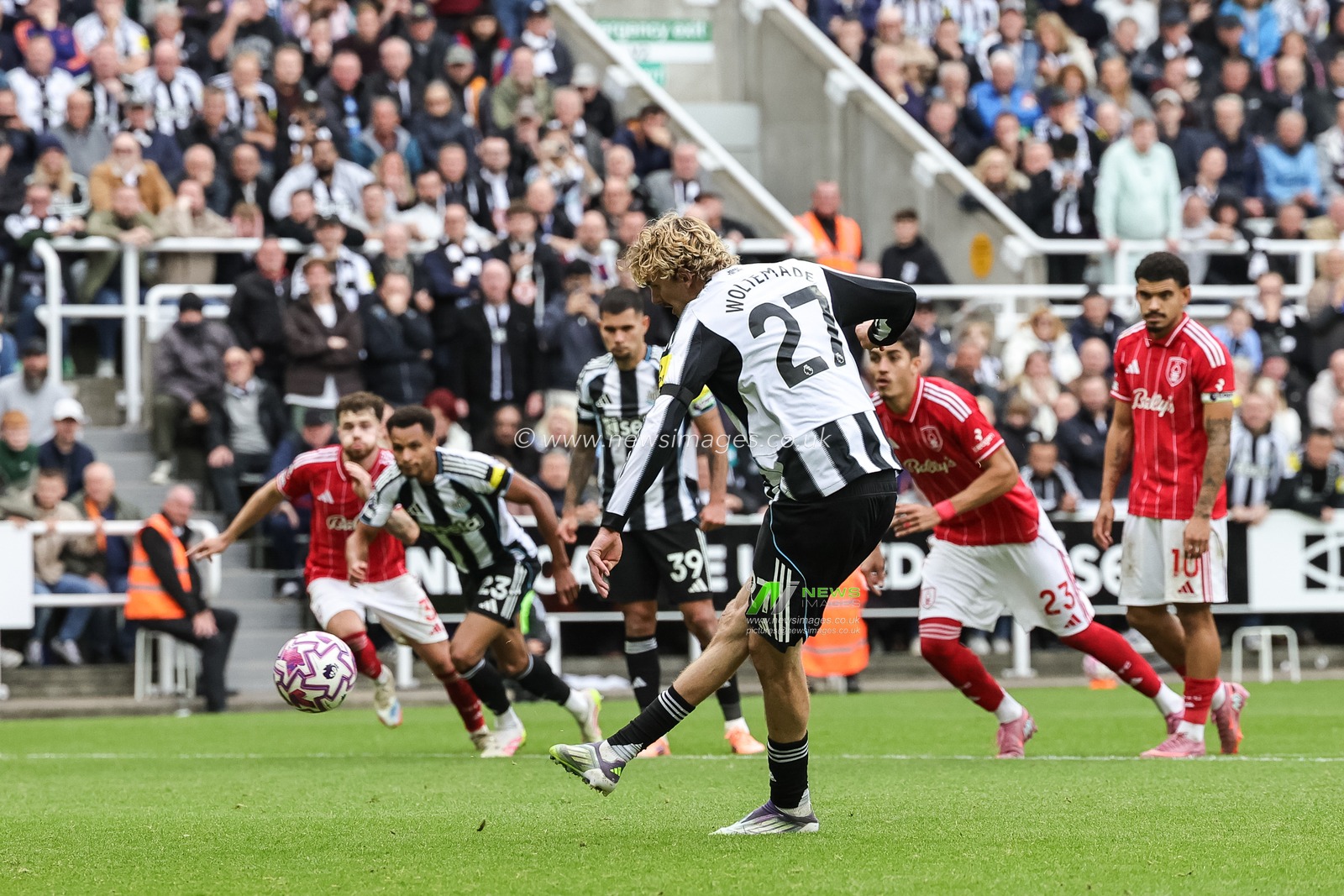Nick Woltemade of Newcastle United scores a penalty to make it 2-0 during the Premier League match Newcastle United vs Nottingham Forest at St. James's Park, Newcastle, United Kingdom, 5th October 2025

(Photo by Mark Cosgrove/News Images)