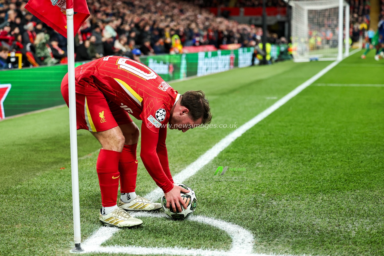 Alexis Mac Allister of Liverpool takes a corner during the UEFA Champions League Last 16 match Liverpool vs Paris Saint-Germain at Anfield, Liverpool, United Kingdom, 11th March 2025

(Photo by Mark Cosgrove/News Images)