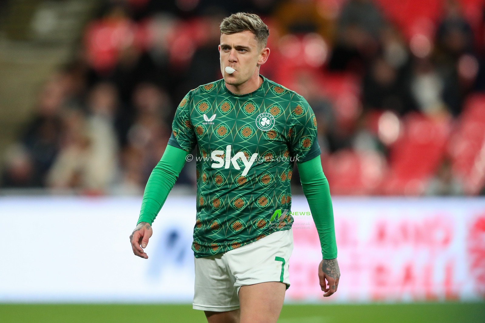 Sammie Szmodics of Republic of Ireland blowing a bubble  in the pregame warmup session during the UEFA Nations League, League B - Group 2 match England vs Republic of Ireland at Wembley Stadium, London, United Kingdom, 17th November 2024

(Photo by Gareth Evans/News Images)