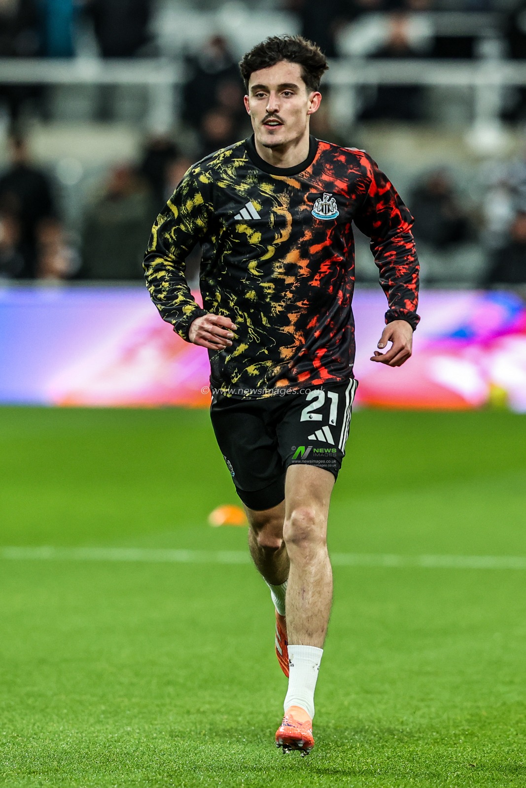 Tino Livramento of Newcastle United in the pregame warmup session during the Premier League match Newcastle United vs Tottenham Hotspur at St. James's Park, Newcastle, United Kingdom, 2nd December 2025

(Photo by Alfie Cosgrove/News Images)

*** GER AUT SUI OUT ***